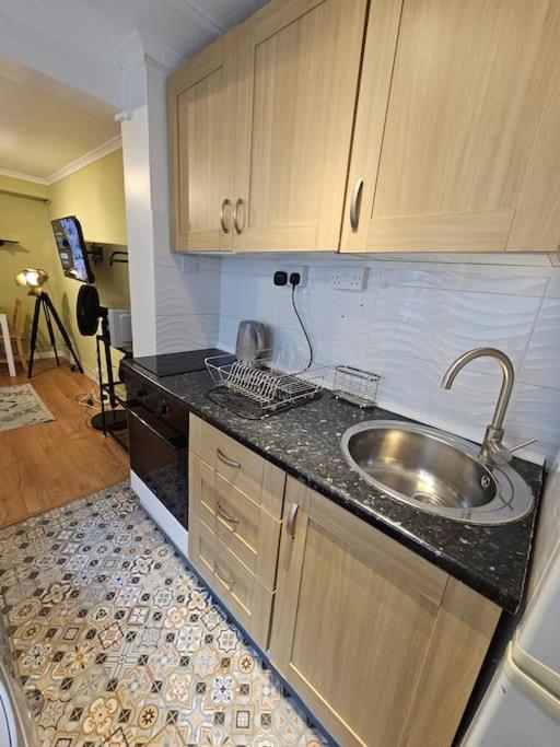 Peaceful And Elegant Apartment Лондон Екстериор снимка