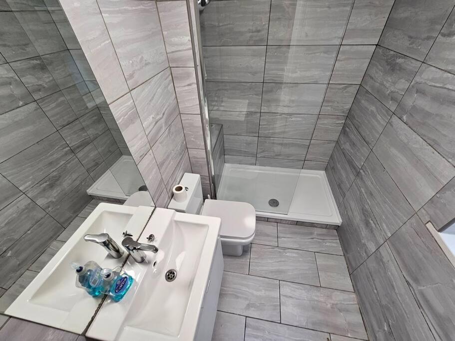 Peaceful And Elegant Apartment Лондон Екстериор снимка