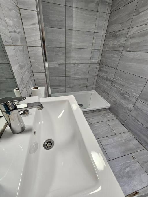 Peaceful And Elegant Apartment Лондон Екстериор снимка